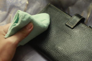 deriden kolonya lekesi nasıl çıkar