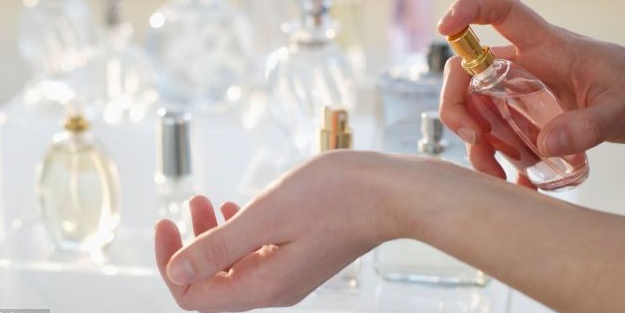 parfüm lekesi nasıl çıkar